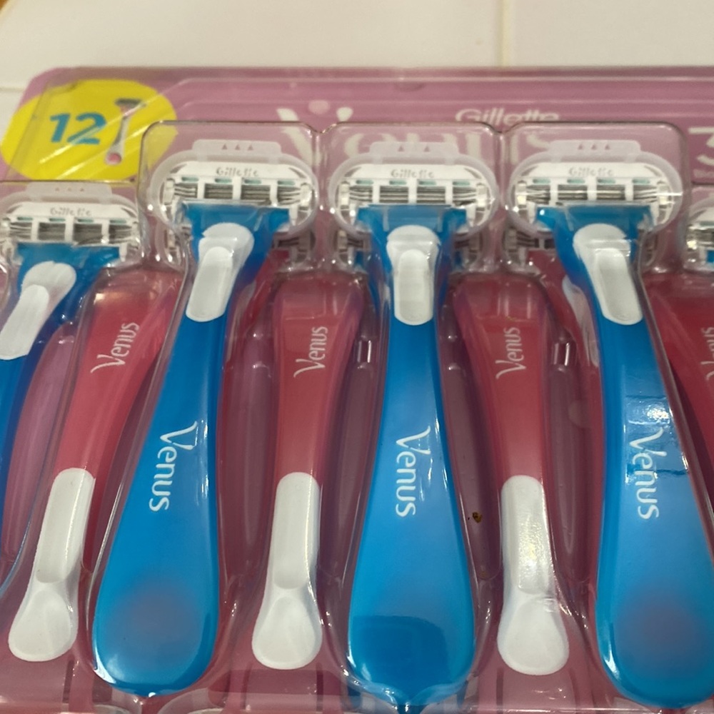 12 pack Disposable Razors 🪒 - Picture 2 of 3